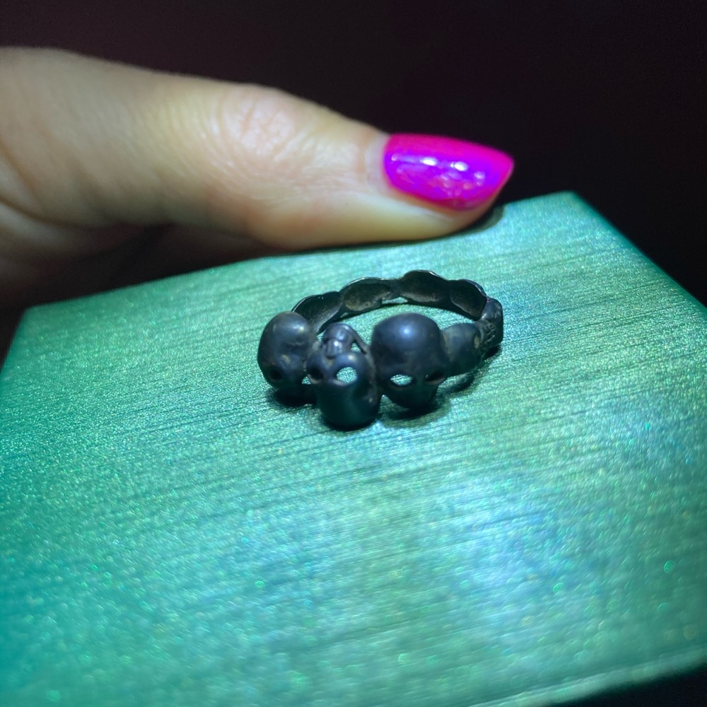 Vintage skulls ring